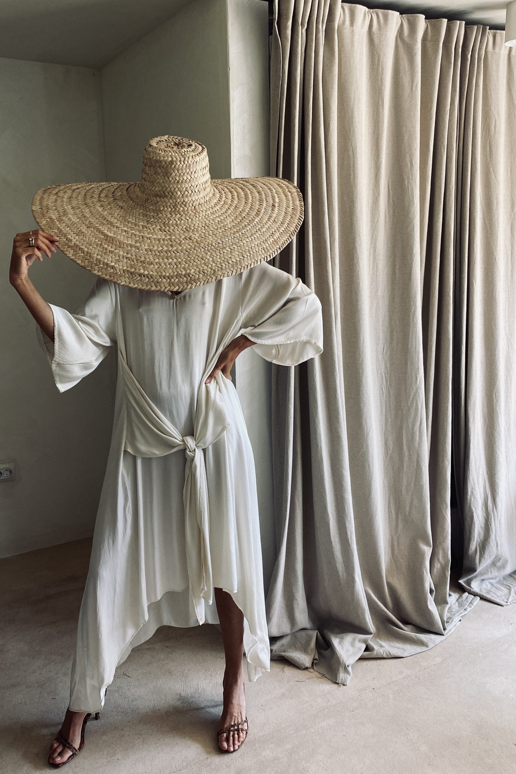 AUREA · Vestido asimétrico