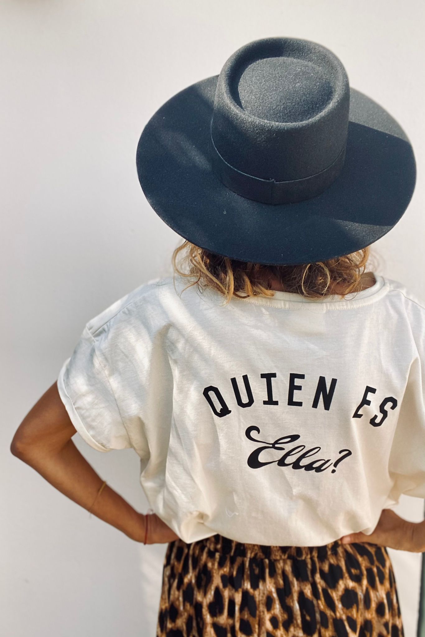 QUIEN ES ELLA? · Camiseta