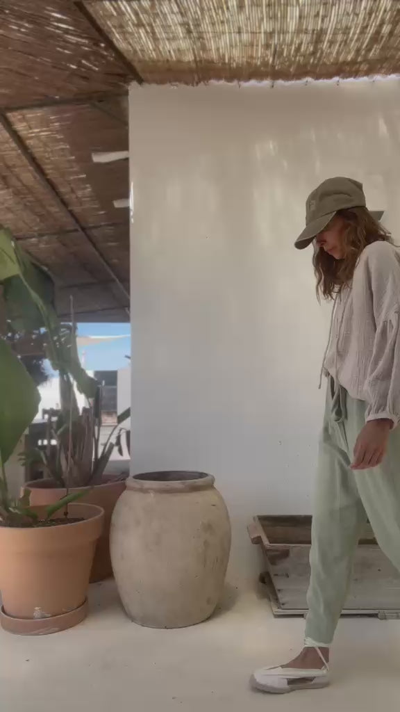 Load video: AXUNTA &amp; SIMONE TEA BTG