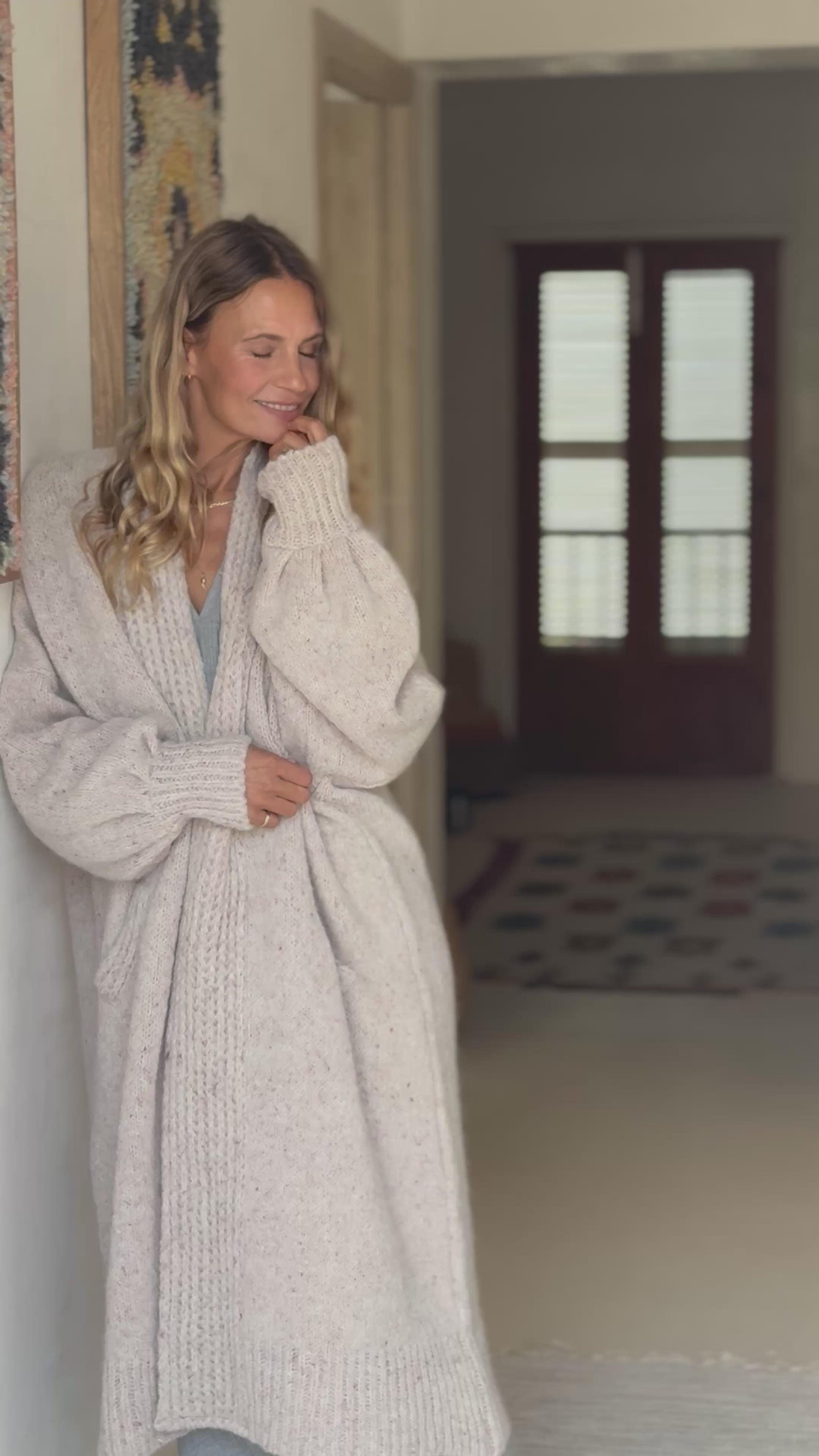 Cargar vídeo: FLORA · Abrigo