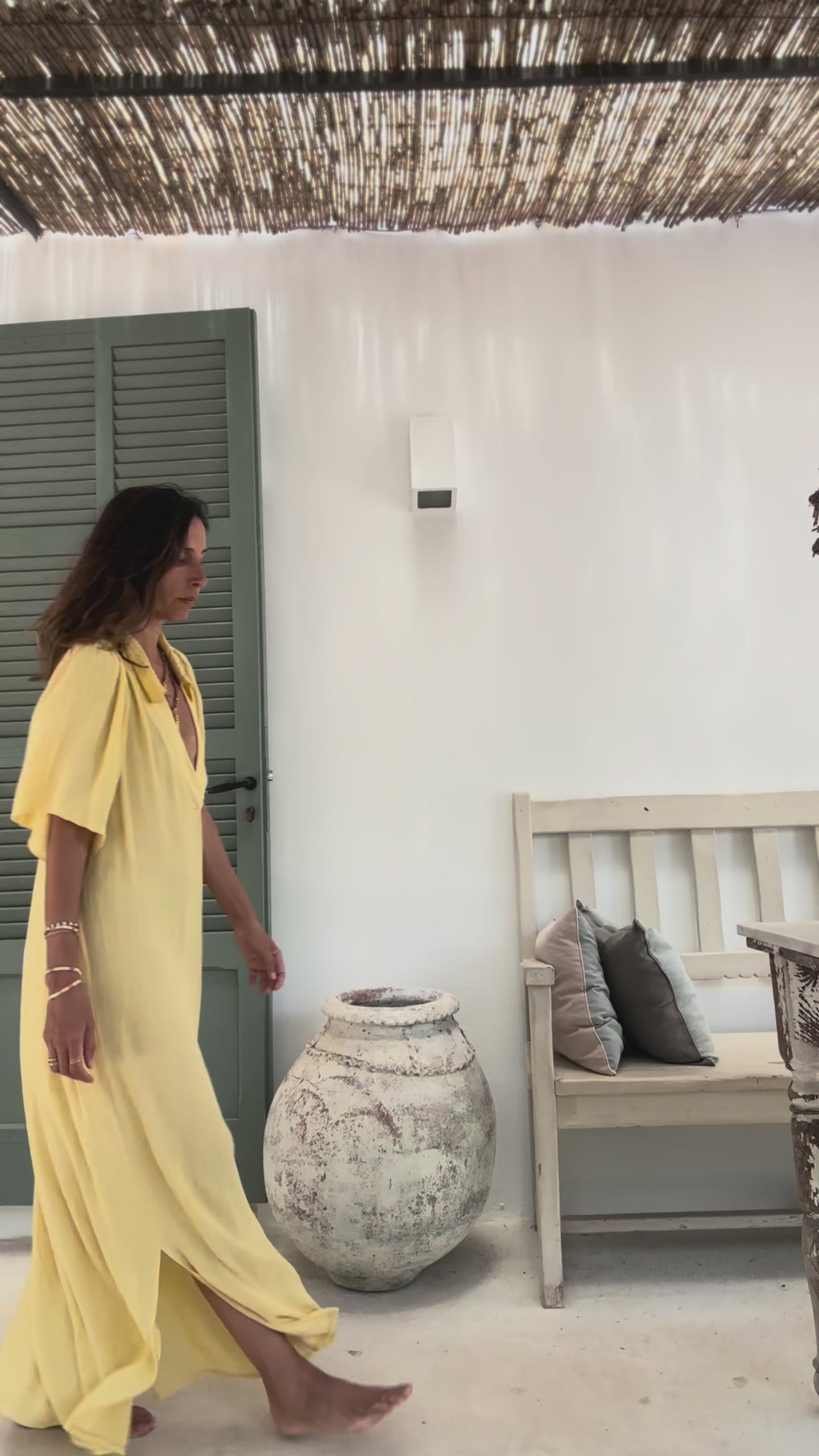 Load video: ALELLA • Vestido manga corta