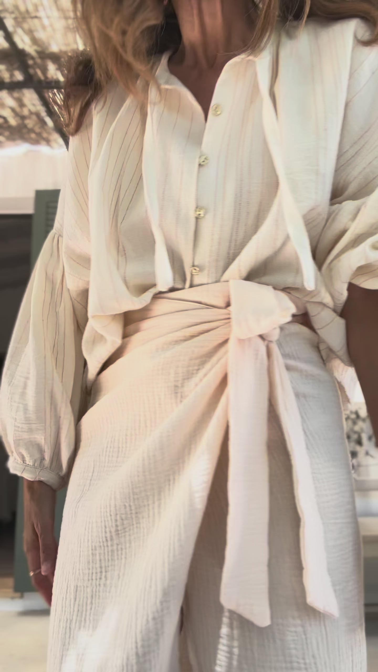 Load video: BO GOLD • Blouse