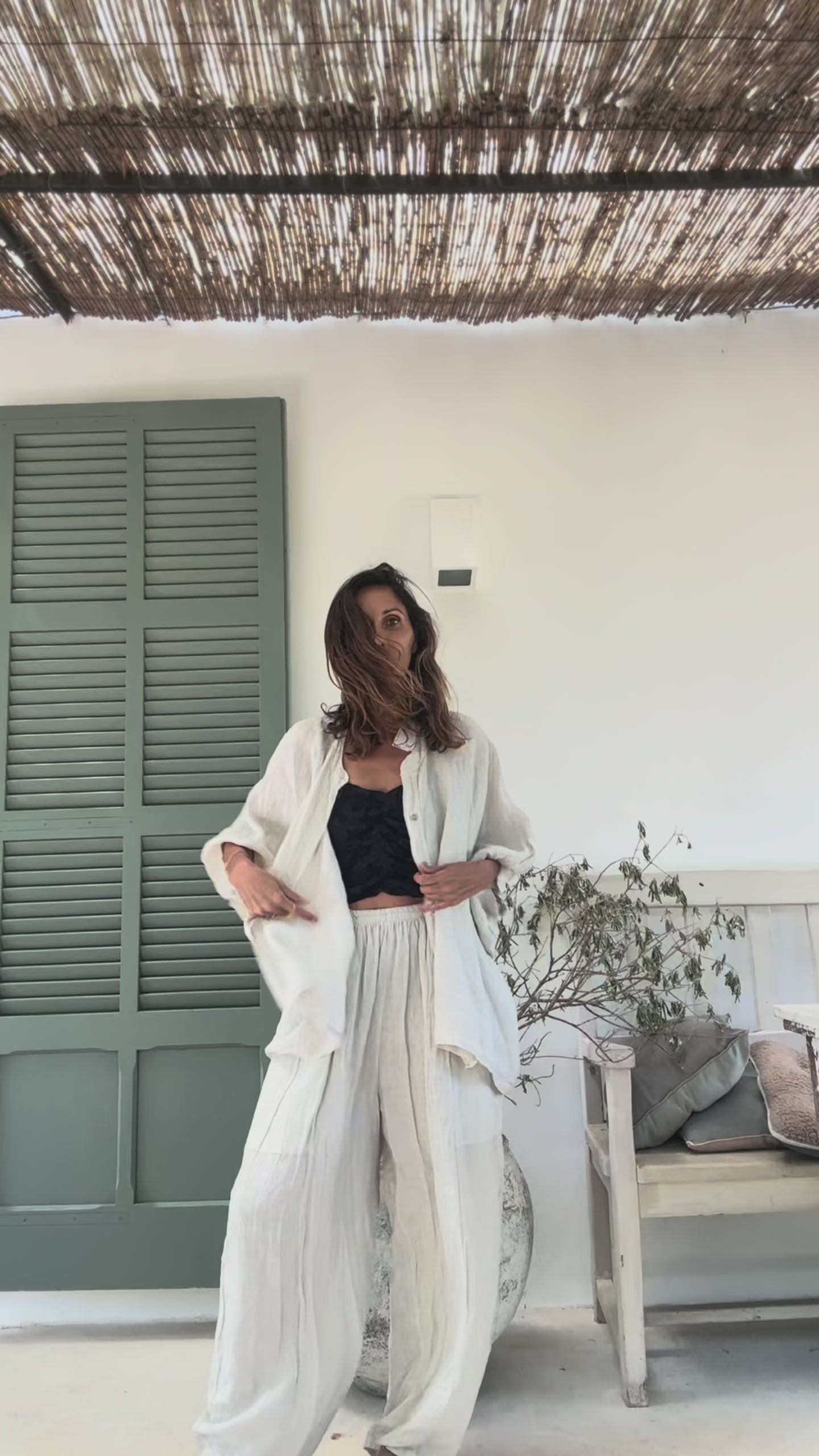 Video laden: CALA · Camisa bordada